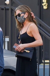 jennifer-aniston-leaves-a-hair-salon-in-beverly-hills-05-23-2021-6.jpg