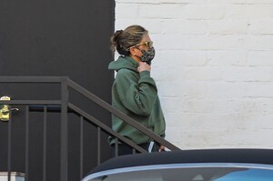 jennifer-aniston-leaving-a-skincare-salon-in-beverly-hills-04-29-2021-0.jpg