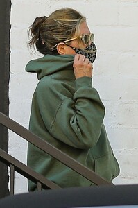 jennifer-aniston-leaving-a-skincare-salon-in-beverly-hills-04-29-2021-6.jpg