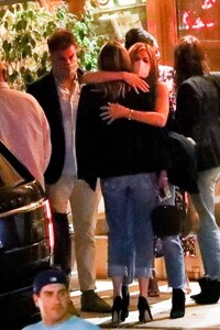 jennifer-aniston-night-out-with-friends-in-los-angeles-04-30-2021-2.thumb.jpg.ee9f71a4d53908f6a60a87fcb566ae91.jpg