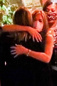 jennifer-aniston-night-out-with-friends-in-los-angeles-04-30-2021-4.jpg