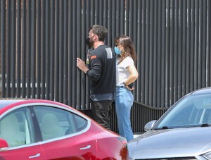 jennifer-garner-and-ben-affleck-out-in-los-angeles-05-01-2021-5.jpg