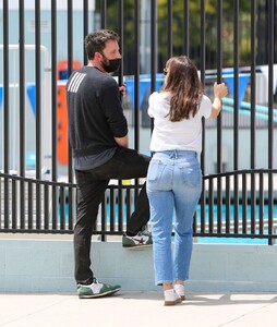 jennifer-garner-and-ben-affleck-out-in-los-angeles-05-01-2021-6.jpg