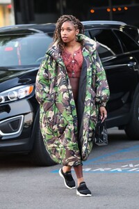 jennifer-hudson-shopping-at-xiv-karats-02-24-2020-11.jpg