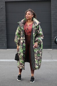 jennifer-hudson-shopping-at-xiv-karats-02-24-2020-3.jpg