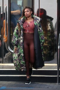 jennifer-hudson-shopping-at-xiv-karats-02-24-2020-5.jpg