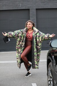 jennifer-hudson-shopping-at-xiv-karats-02-24-2020-9.jpg