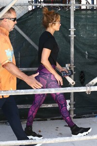 jennifer-lopez-at-a-gym-in-miami-05-26-2021-3.jpg