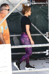 jennifer-lopez-at-a-gym-in-miami-05-26-2021-7.jpg