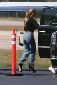 jennifer-lopez-boarding-a-private-plane-in-miami-05-27-2021-1.jpg