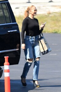 jennifer-lopez-boarding-a-private-plane-in-miami-05-27-2021-3.jpg