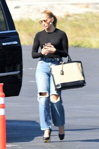 jennifer-lopez-boarding-a-private-plane-in-miami-05-27-2021-4.jpg