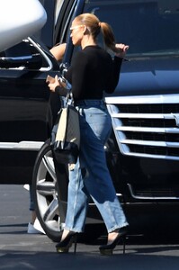 jennifer-lopez-boarding-a-private-plane-in-miami-05-27-2021-6.jpg