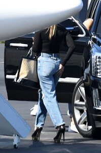 jennifer-lopez-boarding-a-private-plane-in-miami-05-27-2021-7.jpg