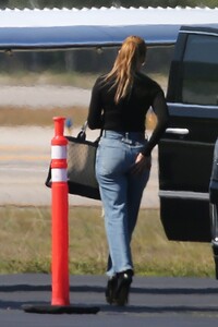 jennifer-lopez-boarding-a-private-plane-in-miami-05-27-2021-8.jpg