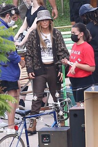 jennifer-lopez-filming-for-coach-in-miami-05-12-2021-2.jpg