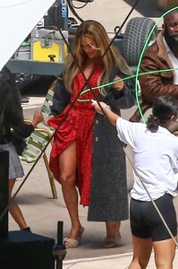 jennifer-lopez-filming-for-coach-in-miami-05-12-2021-6.jpg