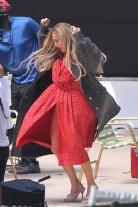 jennifer-lopez-filming-for-coach-in-miami-05-12-2021-8.jpg