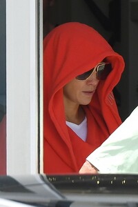 jennifer-lopez-leaves-a-gym-in-miami-05-13-2021-1.thumb.jpg.b7503b1d53ecf71245ffb5440439523c.jpg