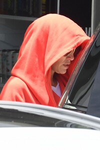 jennifer-lopez-leaves-a-gym-in-miami-05-13-2021-2.thumb.jpg.58be0ec3d361c54b4ffaf26aa527e068.jpg