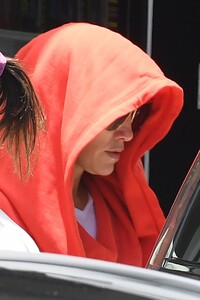 jennifer-lopez-leaves-a-gym-in-miami-05-13-2021-5.jpg