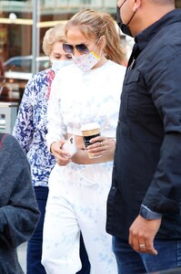 jennifer-lopez-out-in-beverly-hills-04-27-2021-1.jpg