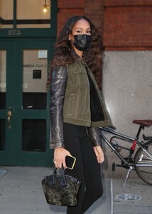 joan-smalls-street-style-nyc-04-26-2021-3.jpg