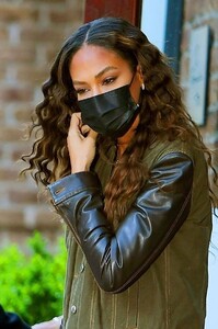 joan-smalls-street-style-nyc-04-26-2021-5.jpg