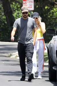 kate-hudson-and-danny-fujikawa-at-power-walk-in-pacific-palisades-05-20-2021-3.jpg