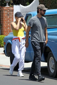 kate-hudson-and-danny-fujikawa-at-power-walk-in-pacific-palisades-05-20-2021-4.jpg