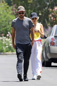 kate-hudson-and-danny-fujikawa-at-power-walk-in-pacific-palisades-05-20-2021-6.jpg