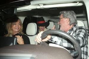 kate-hudson-with-goldie-hawn-and-kurt-russell-giorgio-baldi-in-santa-monica-05-19-2021-1.jpg