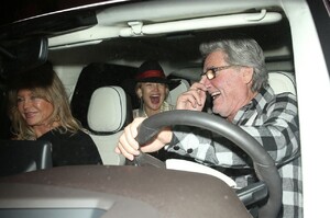 kate-hudson-with-goldie-hawn-and-kurt-russell-giorgio-baldi-in-santa-monica-05-19-2021-9.jpg