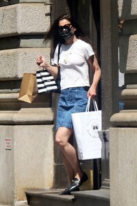 katie-holmes-in-a-jean-skirt-shopping-in-nyc-05-21-2021-2.jpg