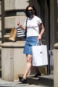 katie-holmes-in-a-jean-skirt-shopping-in-nyc-05-21-2021-3.jpg