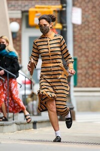 katie-holmes-wearing-a-face-mask-out-in-new-york-05-03-2021-0.jpg