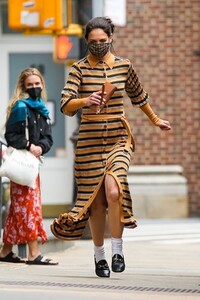 katie-holmes-wearing-a-face-mask-out-in-new-york-05-03-2021-1.jpg