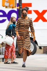 katie-holmes-wearing-a-face-mask-out-in-new-york-05-03-2021-3.jpg