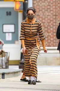 katie-holmes-wearing-a-face-mask-out-in-new-york-05-03-2021-4.jpg