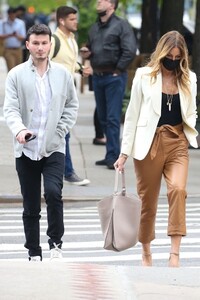 kelly-bensimon-chic-street-style-nyc-05-11-2021-2.jpg