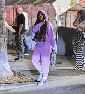 kelly-rowland-out-in-studio-city-05-21-2021-2.thumb.jpg.63f255658f3cb41f4126cb66cd31f5ce.jpg