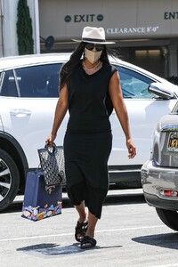 kelly-rowland-out-shopping-in-beverly-hills-05-27-2021-3.jpg