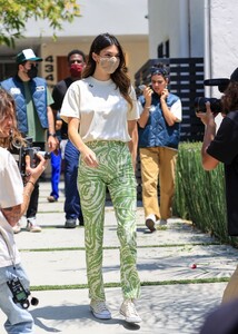 kendall-jenner-delivers-818-tequila-to-lucky-fans-in-la-05-19-2021-10.jpg