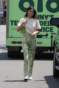 kendall-jenner-delivers-818-tequila-to-lucky-fans-in-la-05-19-2021-11.jpg