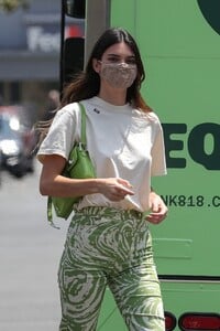 kendall-jenner-delivers-818-tequila-to-lucky-fans-in-la-05-19-2021-12.jpg