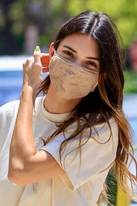 kendall-jenner-delivers-818-tequila-to-lucky-fans-in-la-05-19-2021-2.jpg