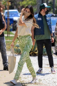 kendall-jenner-delivers-818-tequila-to-lucky-fans-in-la-05-19-2021-4.jpg