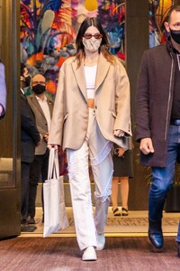 kendall-jenner-four-seasons-hotel-in-new-york-04-26-2021-0.jpg