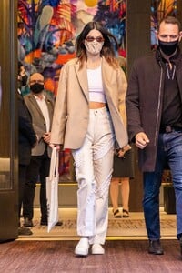 kendall-jenner-four-seasons-hotel-in-new-york-04-26-2021-2.jpg