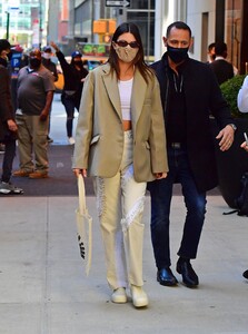 kendall-jenner-four-seasons-hotel-in-new-york-04-26-2021-7.jpg